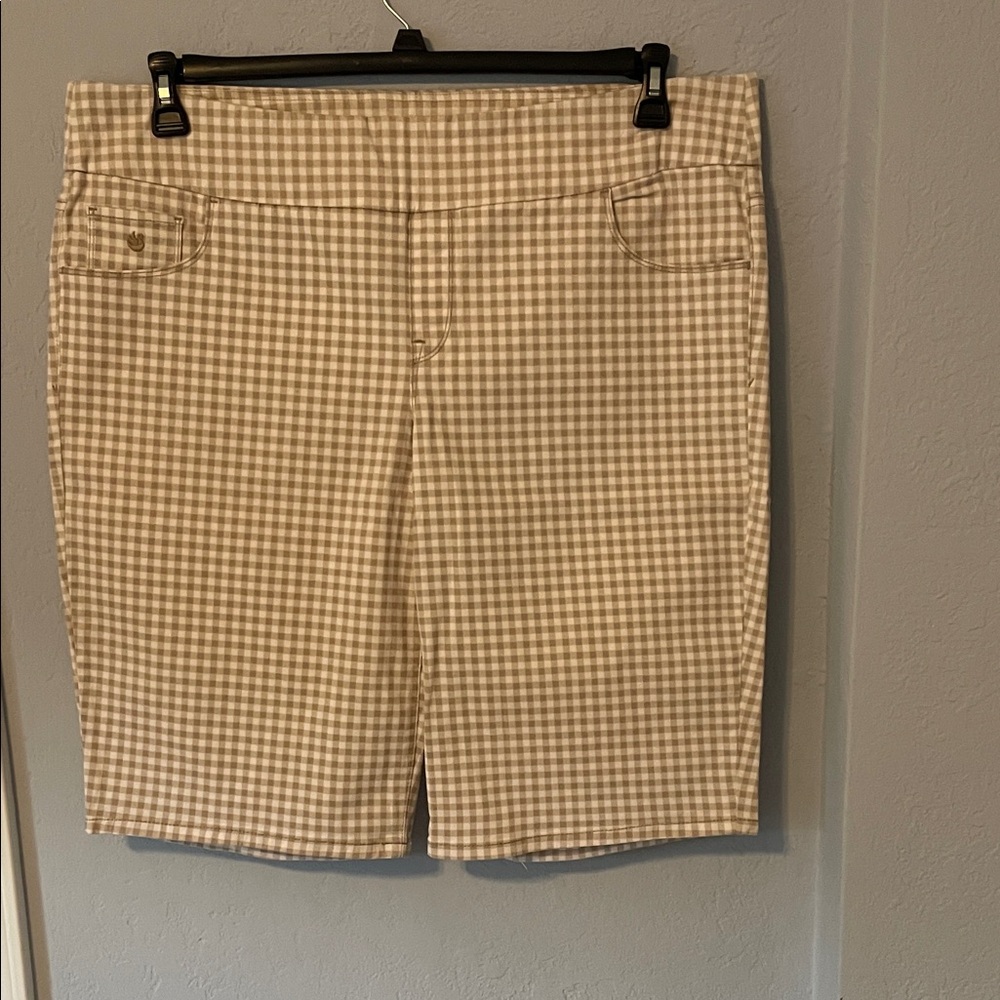 Gloria Vanderbilt Beige and White Gingham Pull-On Bermudas